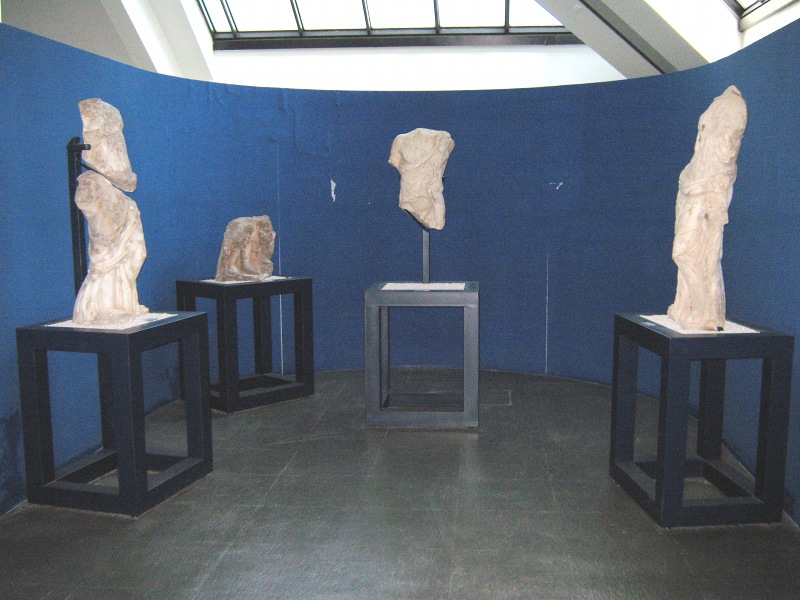 Allestimento espositivo delle statue rinvenute nel frigidarium delle 