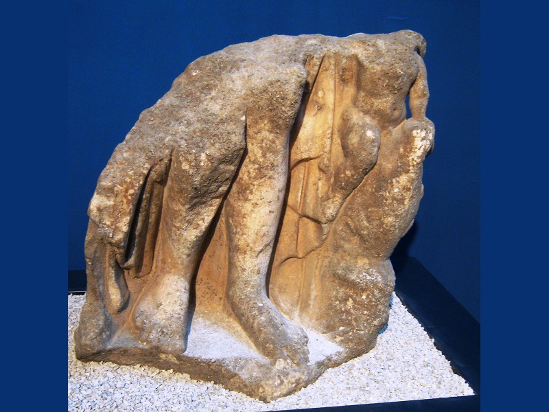 Unterer Teil einer Statue Aphrodites (2. - 3.  Jahrhundert n. Chr.)