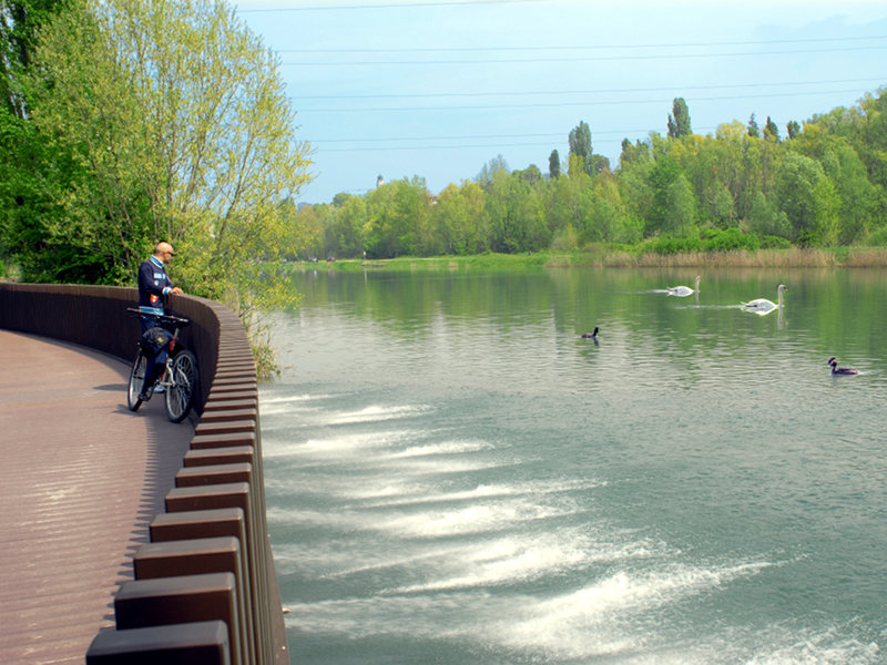 La pista ciclabile Mantova-Peschiera nei pressi della centrale termoelettrica di Ponti sul Mincio