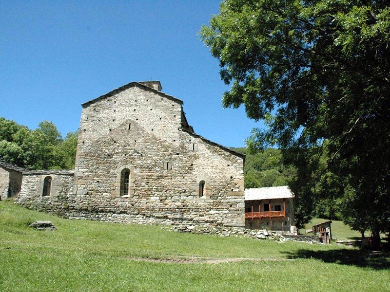 Montebenedetto: church view with guest house