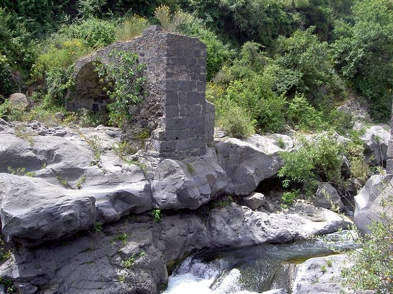 Überreste einer Brücke am Alcantara
