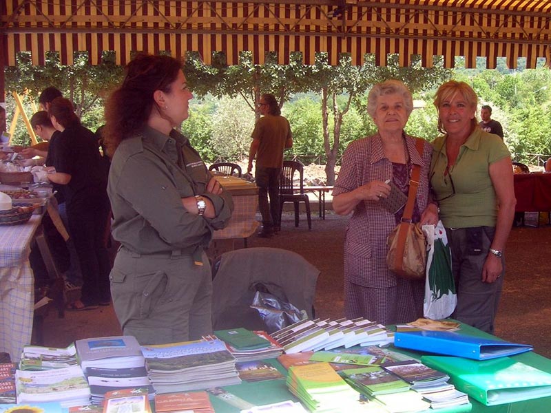 Maria Teresa Ferretti Rodari, Ambasciatrice del Parco dei Monti Lucretili, in visita allo stand del Parco, accolta da Marzia Proietti (sx) e Patrizia Casamassima (dx)