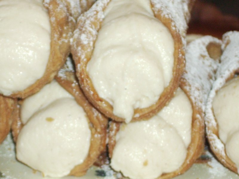 Cannoli filled with ricotta