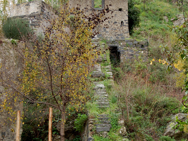 Ruinen der Rohrleitungen des Wasserkraftwerks (1896) am Wanderweg Le Gurne dell'Alcantara