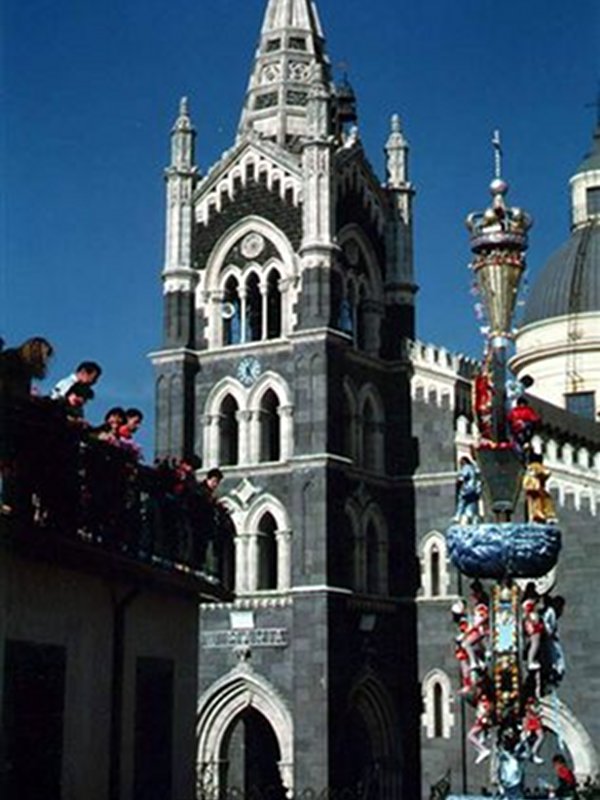 Randazzo, processione della Vara, sullo sfondo Chiesa S. Maria