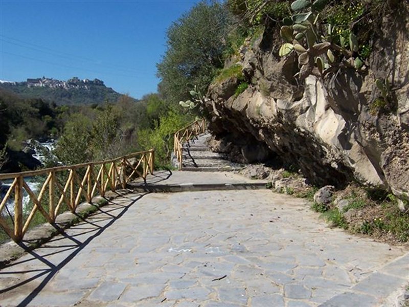 Wanderweg Le Gurne, im Hintergrund Castiglione di Sicilia
