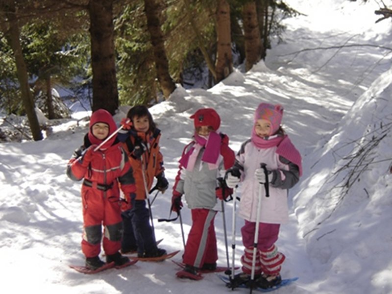 Children with snowshoes