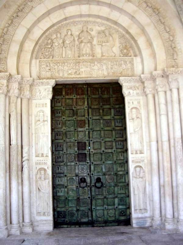 Portale centrale, Abbazia di S. Clemente
