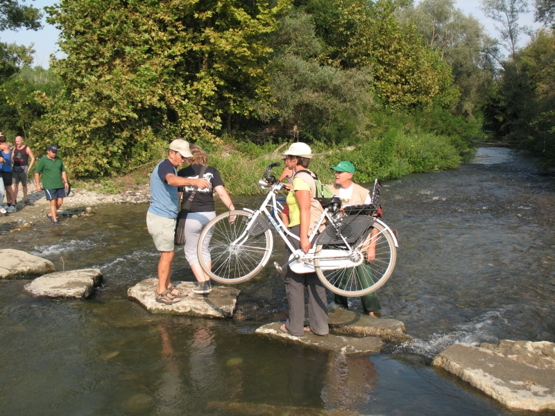 Attraversamento con bicicletta del rio Corno Chiaro