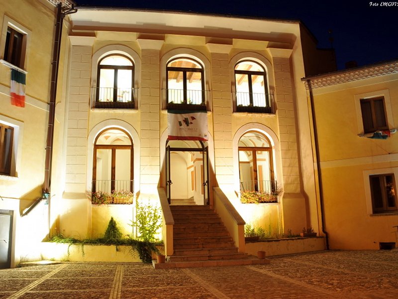 Palazzo Manzoni di sera
