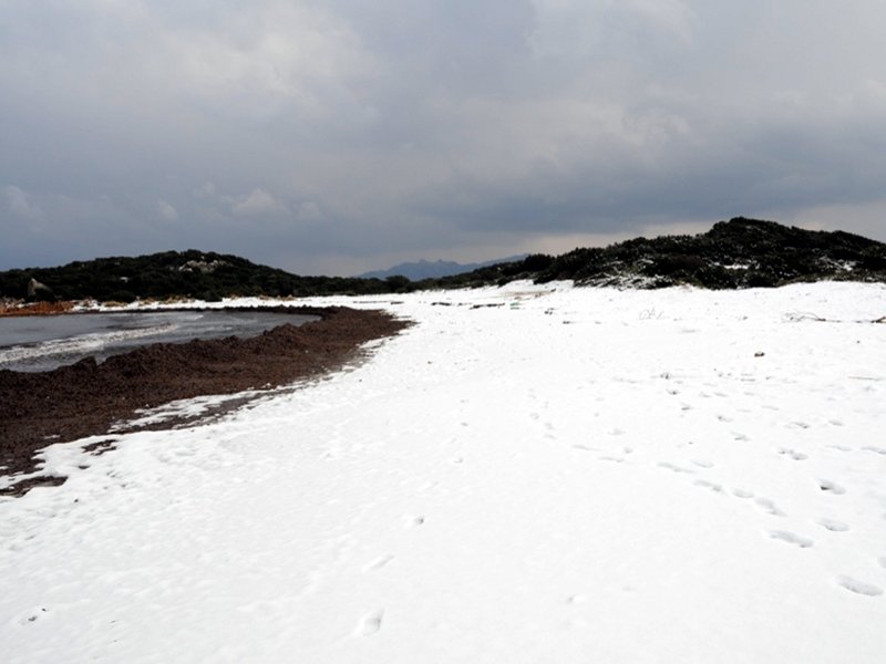 Schnee in der Maddalena Insel