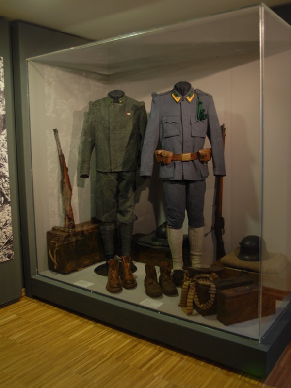 Museum des Weiβen Krieges in Vermiglio. Glasschrank