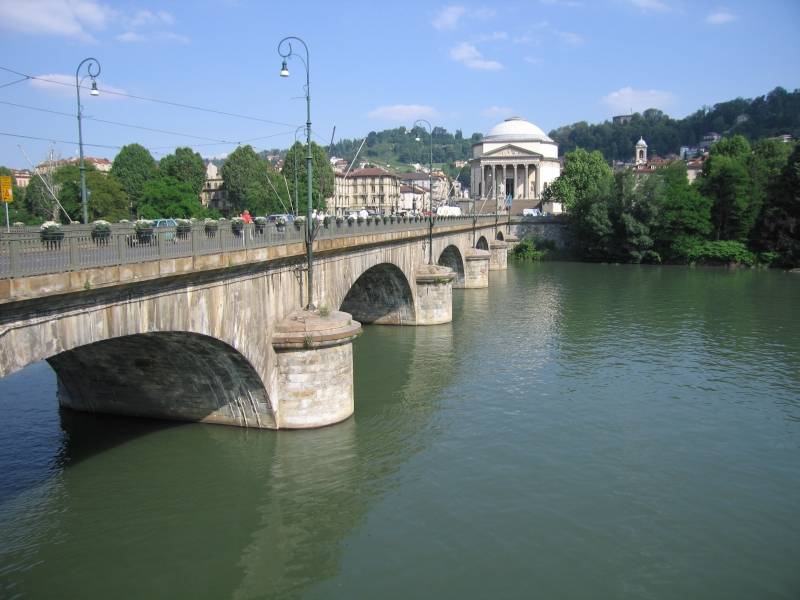 Il Po, ponte Vittorio Emanuele I e la chiesa della Gran Madre, visti da Piazza Vittorio Veneto a Torino
