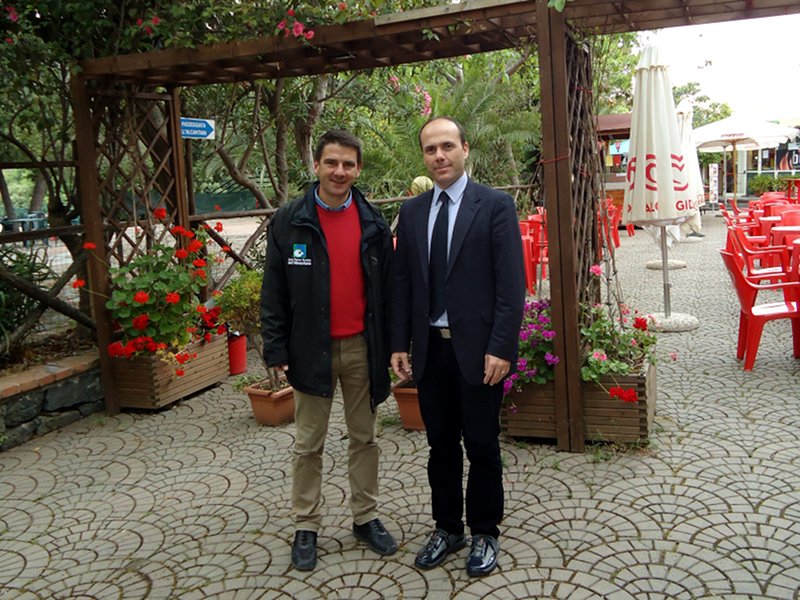 Der Direttor des Parks Ettore Lombardo mit dem Ratspräsidenten von Francavilla di Sicilia Alessandro Vaccaro