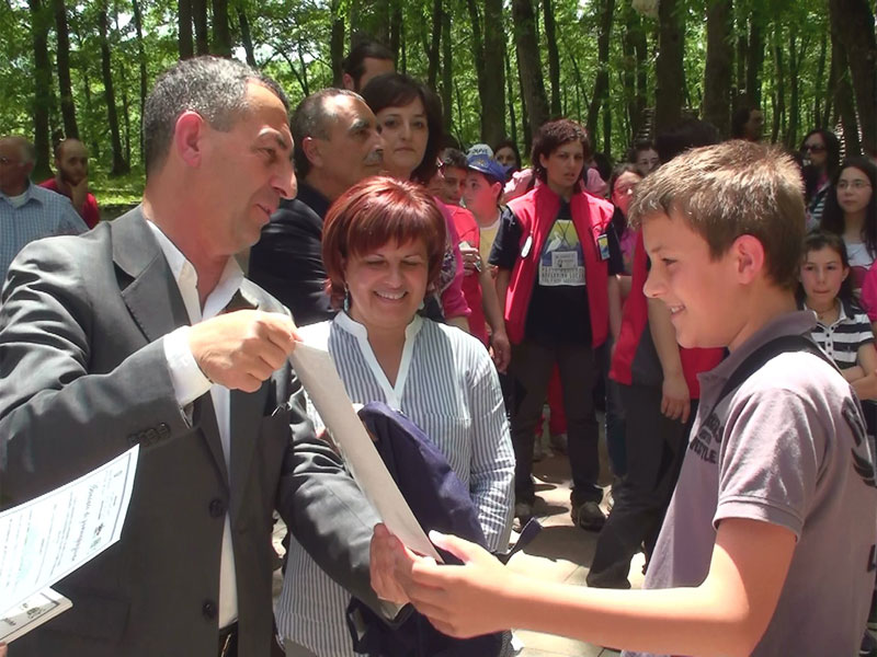 Handing in the certificate of Young Tour Guide of the Park