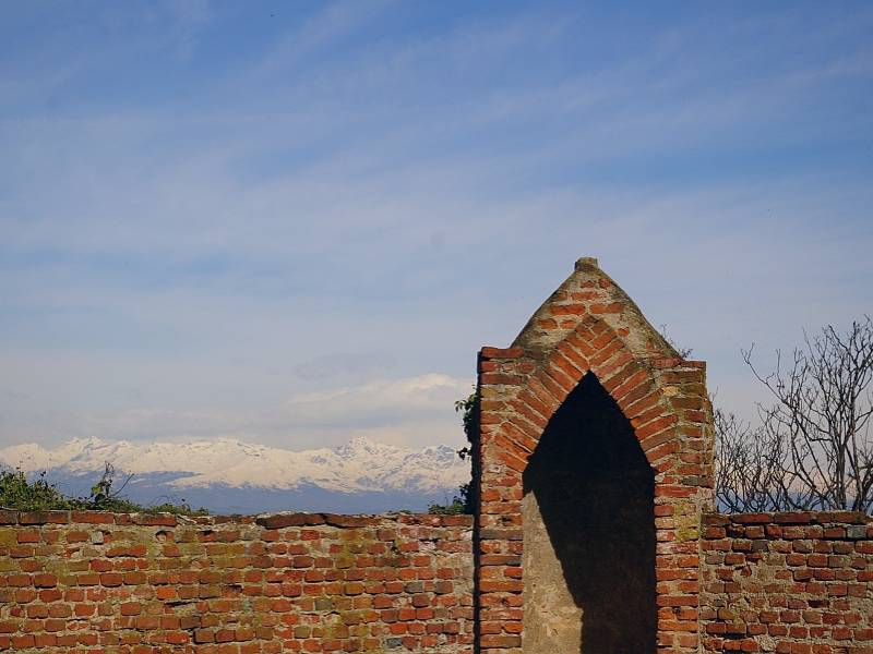 Dal piazzale superiore della Fortezza di Verrua Savoia. Sullo sfondo le Alpi
