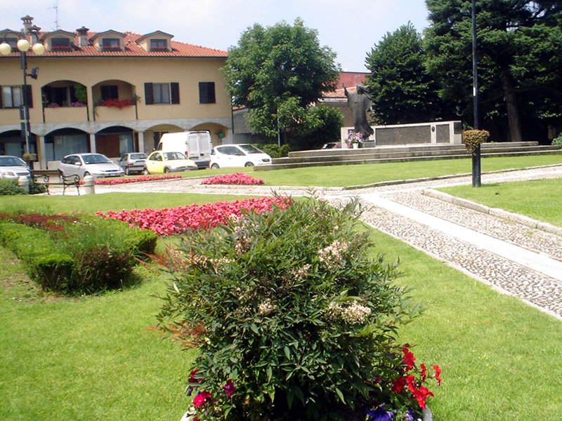 Piazza XV Luglio, Monumento a Santa Francesca Cabrini, Sant'Angelo Lodigiano