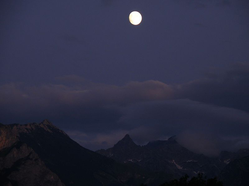La luna piena alta sul Frisson e la Rocca dell'Abisso.