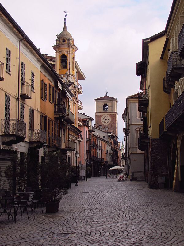 Via Torino e, al centro, il campanile del duomo, a Chivasso