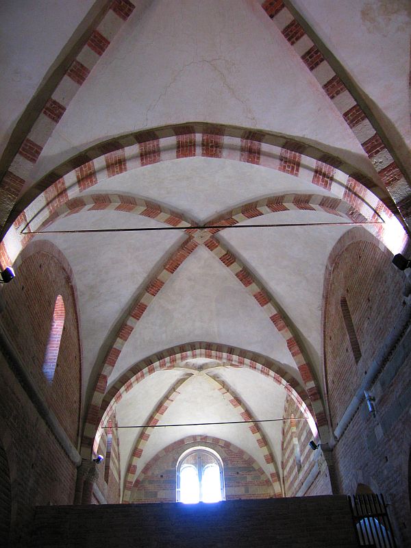 La volta della navata centrale dell'abbazia di Vezzolano