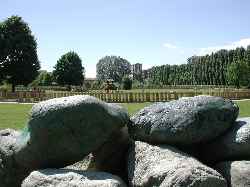 L'area giochi per bambini nel parco Le Vallere