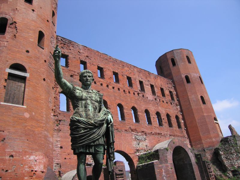 La statua di Ottaviano Augusto di fronte alla Porta Palatina a Torino
