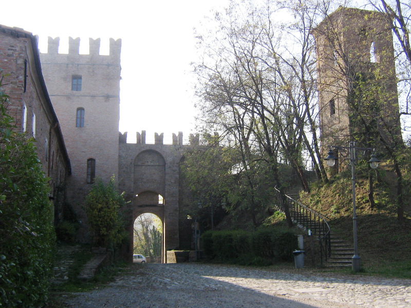 Monteveglio alto - la torre di ingresso e la torre campanaria
