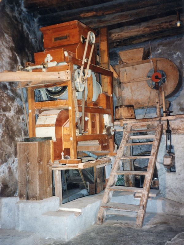 Parte di pulitura del grano, interno del mulino Zeni