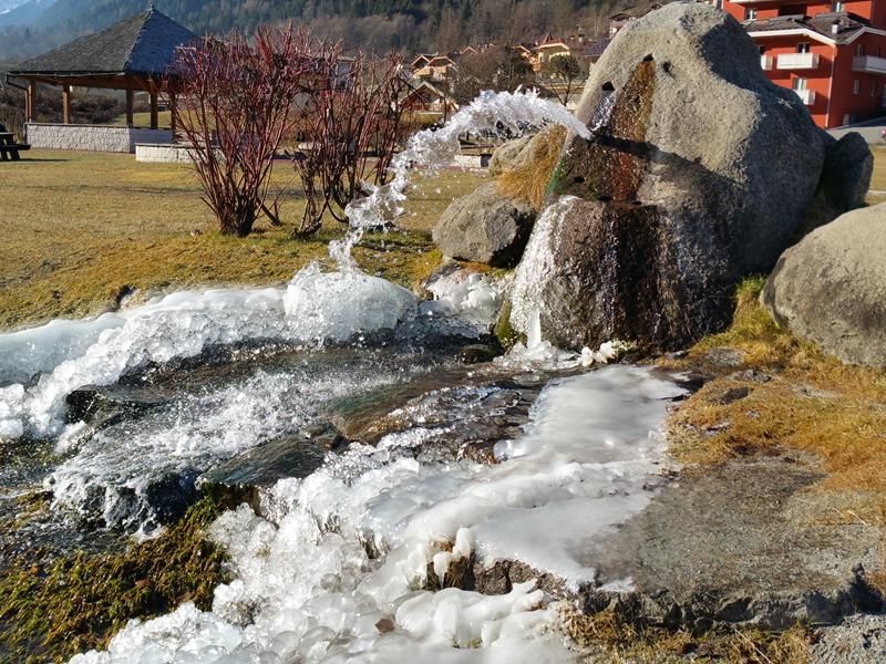fontana ghiacciata al parco - Strembo