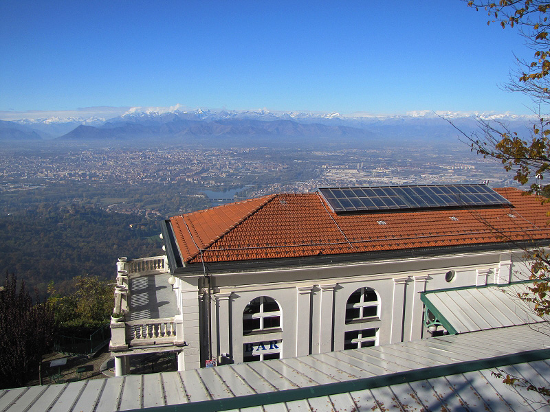 La stazione di arrivo del trenino a Superga e panorama su Torino e le Alpi
