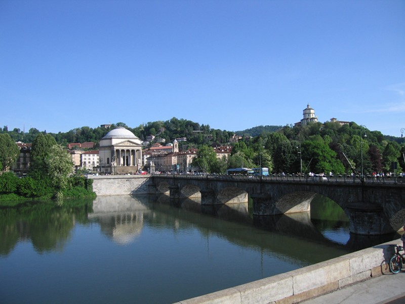 Il Po, la Chiesa della Gran Madre, il Ponte Vittorio Emanuele I ed il Monte dei Cappuccini a Torino