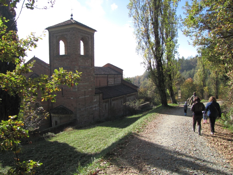 Escursionisti all'abbazia di Vezzolano