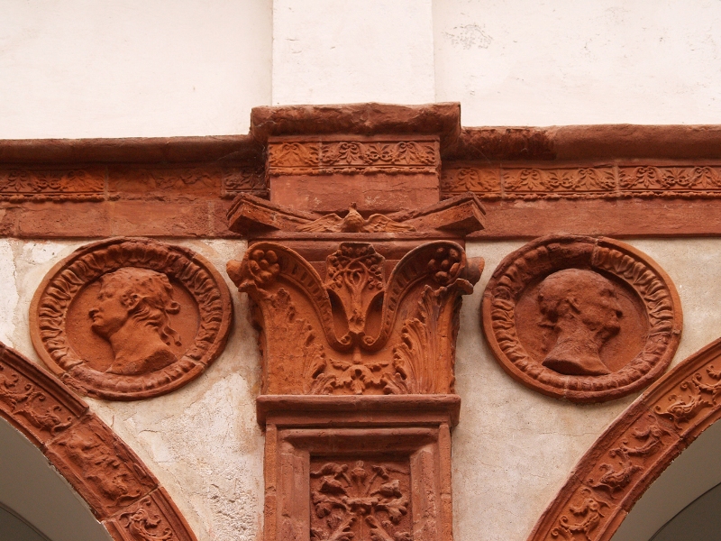 Dettaglio in terracotta nel Castello della Rovere a Vinovo