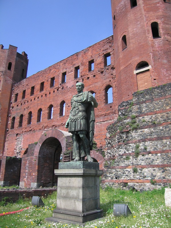 Statua di Giulio Cesare e Porta Palatina a Torino
