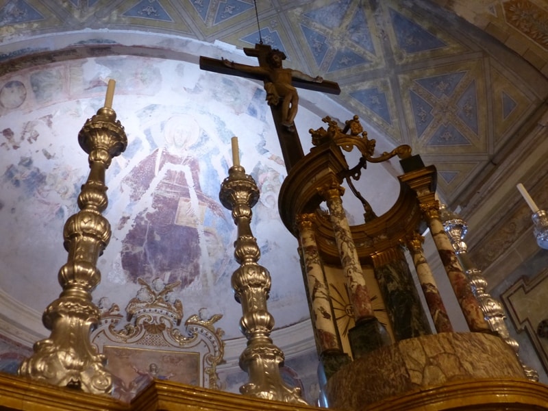 Altare e Cristo Pantocratore nella chiesa di S. Maria di Pulcherada a S. Mauro T.