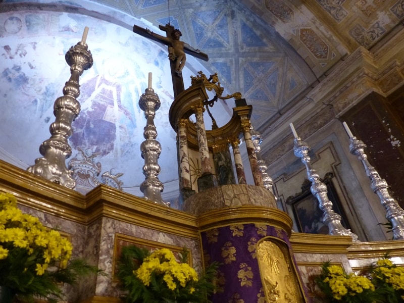 Scorcio di altare e abside nella chiesa di S.Maria di Pulcherada a San Mauro Torinese