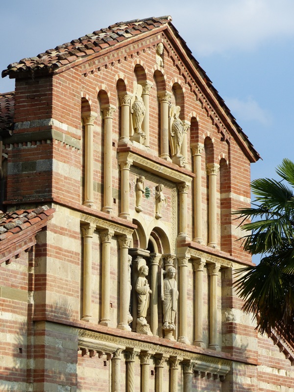Dettaglio della facciata dell'abbazia di Vezzolano