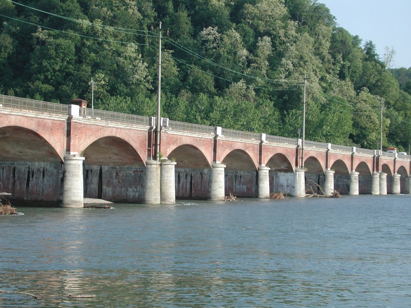 L'ottocentesco ponte in laterizi sul Po a  Verrua Savoia
