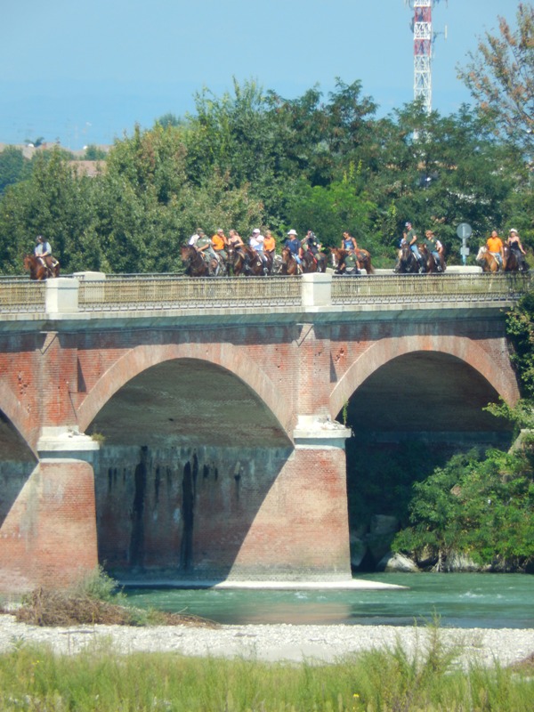A cavallo sul ponte che collega Crescentino a Verrua Savoia
