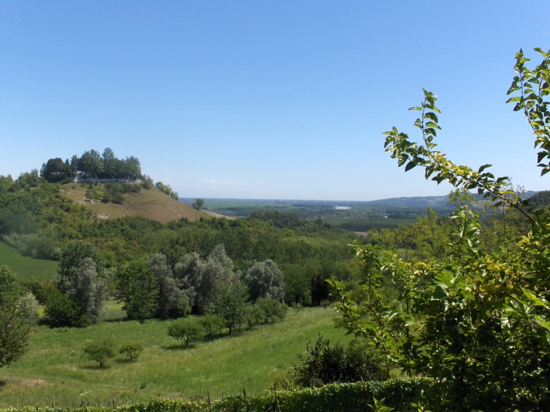 Vista verso est della Rocca di Verrua