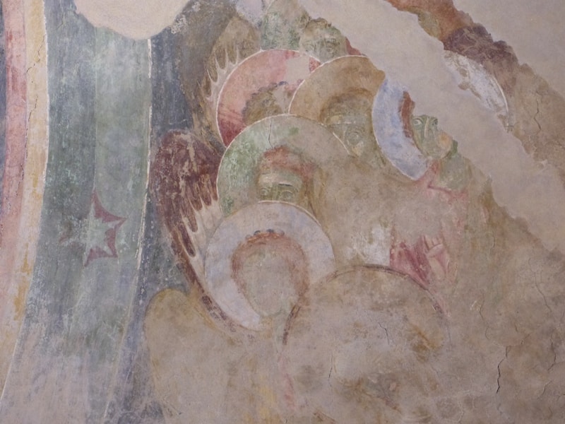 Dettaglio degli affreschi nell'ex abbazia di S. Maria di Pulcherada