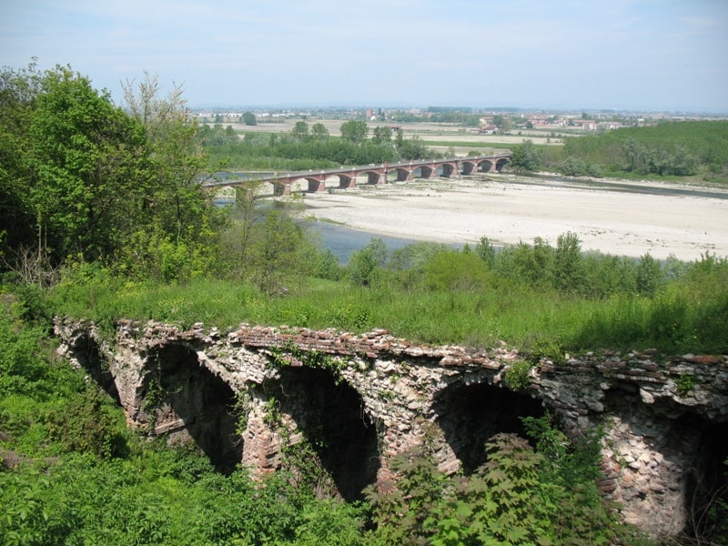 Ruderi del vecchio accesso alla fortezza di Verrua, il Po ed il ponte per Crescentino