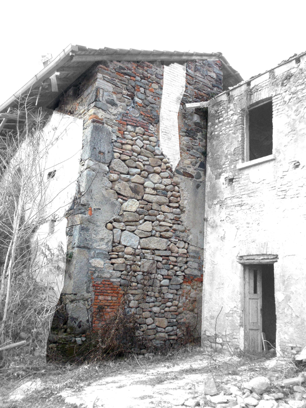 lacerto di muro del torrione medievale a cascina S.Angelo