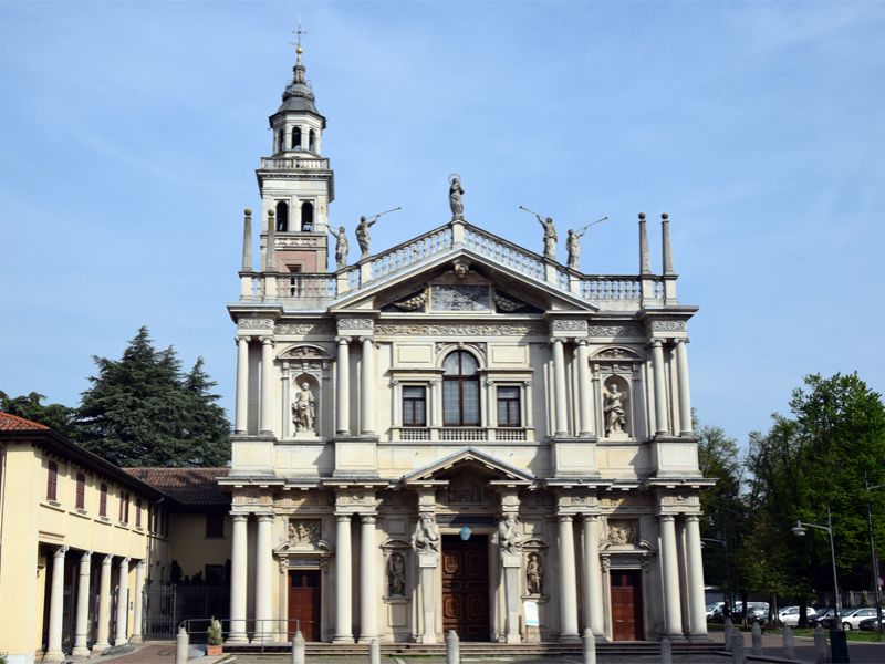 la facciata del Santiario di Saronno