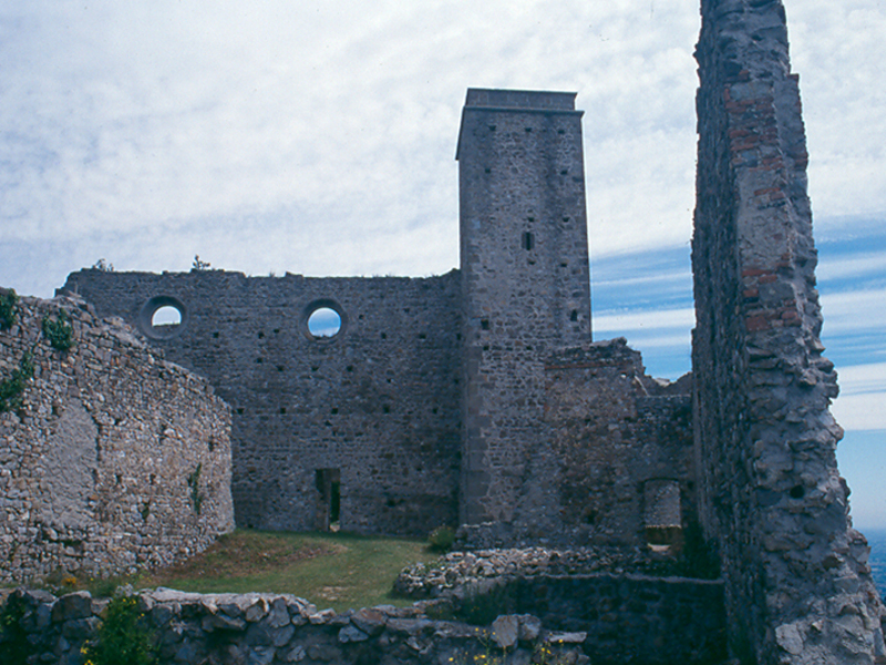 Voie des Ermitages, Ruines et Châteaux