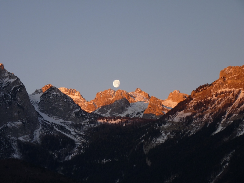 La Luna spunta dalle Dolomiti di Brenta