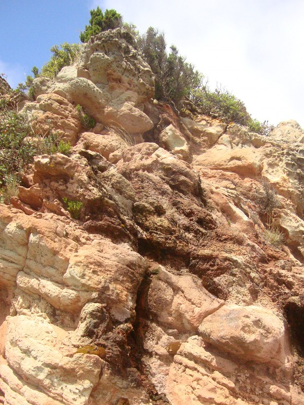 Dettaglio variazioni cromatiche rocce vicino Vecchia Caserma