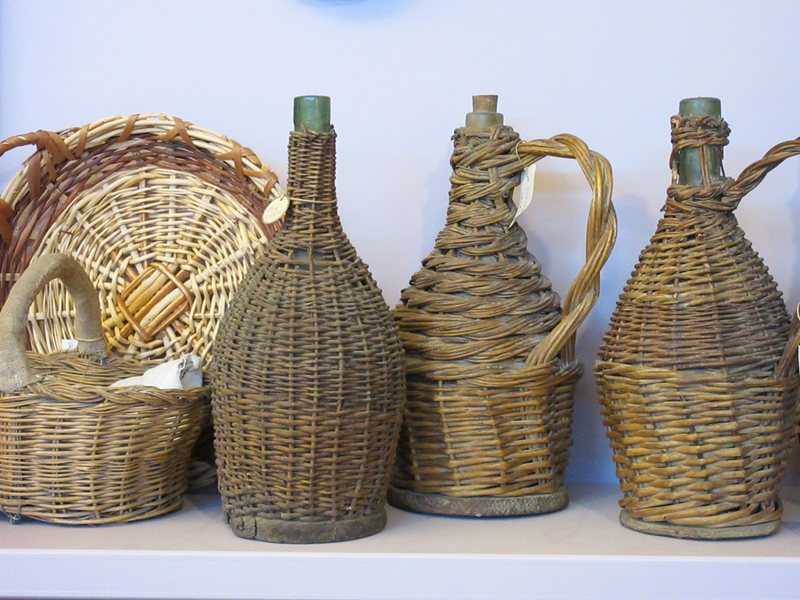Ökomuseum der Sumpfpflanzen: Ausstellung Korbflaschen aus Weide