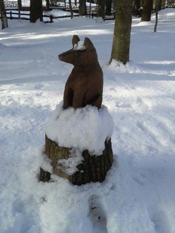 Museum des Waldes: Holzskulptur im Schnee