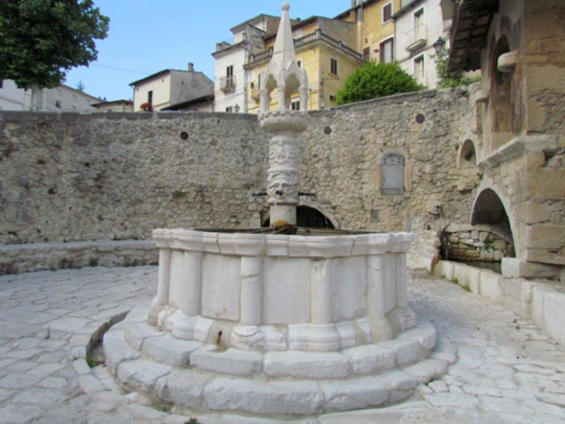 Mittelalterlicher Bunnen in Fontecchio